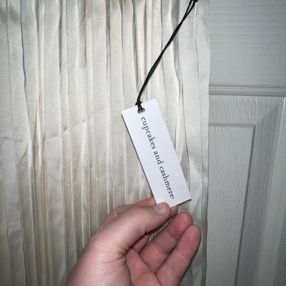 NWT CUPCAKES & CASHMERE x Revolve Ivory Cream Satin Pleated Midi Skirt Medium - Picture 7 of 8